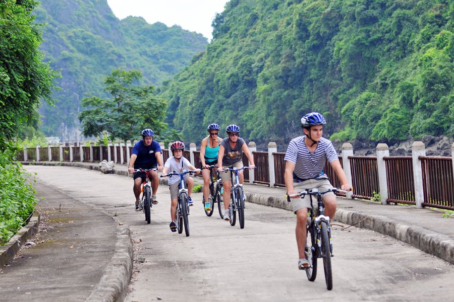 Lan Ha bay – Ha Long bay – Viet Hai fishing village – Cycling - Kayaking – Snorkeling – Swimming